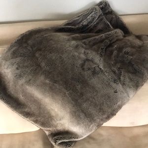 Tahiri Faux fur soft brown animal throw EUC